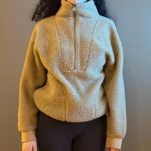 Mysig tjocktröja - Beige tjocktröja, använd fåtal gånger, inga defekter💕 Den är varm men inte så varm att man svettas i den