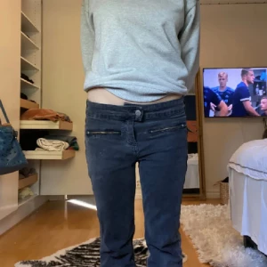 Lågmidjade jeans - Jag säljer mina Lågmidjade slutsålda svarta jeans i storlek 32 LÅNADE BILDER💗💗