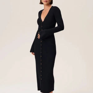 Adoore klänning  - Säljer denna otroliga Adoore klänning åt min vän, i nyskick då den endast testats (ingen lapp kvar). Strl 32 men passar upp till 36. Så snygg och formar en jättefint! Nypris 1595kr 🩷 exklusive frakt 🌸🌸🌸