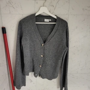 Kofta stl xs  - Grå mysig kofta stl xs. Använd 1 gång. Fint skick. Nypris 399kr. Köpt från vero moda.
