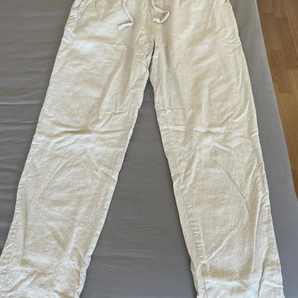 Säljer ett par Zara linne byxor som är för små, storleken är L men passar M även S. Väldigt bra skick. Jeans & Byxor.