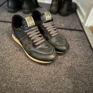 Valentino rockrunners  - Säljer mina valentino rockrunners i storlek 45 eftersom dom inte passar mig längre  Dom är i väldigt bra skicka nästan oanvänd  Pris kan diskuteras vid snabb affär 