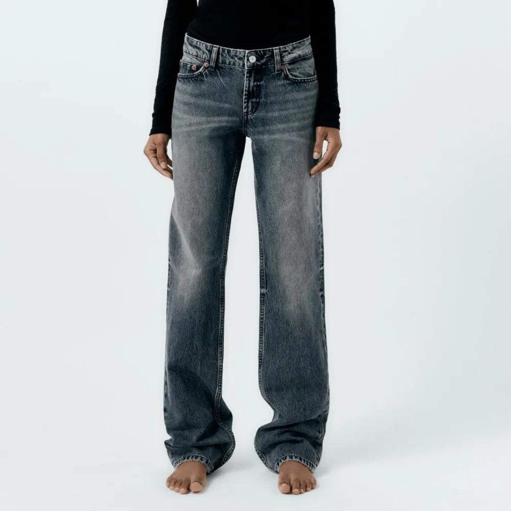 Säljer mina lågmidjade jeans från zara som är väldigt trendiga. Har bara använt dem fåtal gånger då dem är lite långa för mig💕Storlek 38 men passar mig som oftast har 36💕. Jeans & Byxor.