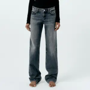 Säljer mina lågmidjade jeans från zara som är väldigt trendiga. Har bara använt dem fåtal gånger då dem är lite långa för mig💕Storlek 38 men passar mig som oftast har 36💕