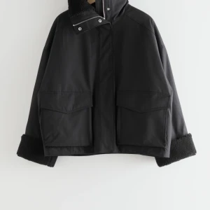 Svart teddyjacka  - Säljer nu min fina höst / vårjacka från &otherstories som är svart med teddymaterial på insidan och krage / ärmar 💗 Strl XS men oversize så passar XS-M. 😇🤗