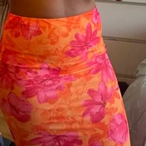 Sommar kjol - Jättefin och somrig kjol! Perfekt till allt😍Använd endast en gång på midsommar! I storlek L men passar både M/S rätt liten i storlek från Shein💞