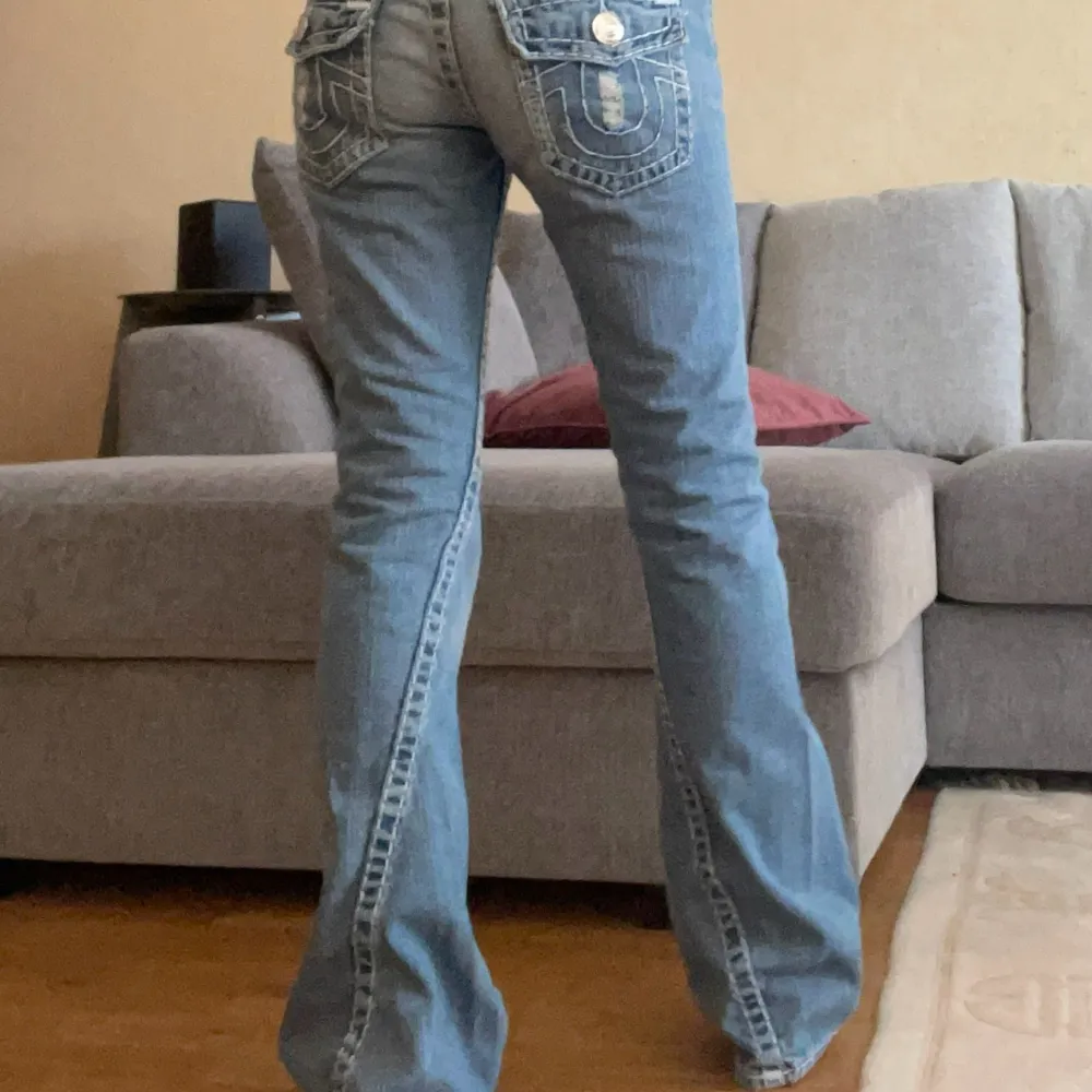 Super snygga Lågmidjade flared/bootcut True Religion jeans i toppskick! Storlek W27, midjemått 38 innerbenslängd 78. Jag är 165 och dom passar perfekt! Fast pris gäller!  Tryck gärna på ”köp nu”!💗. Jeans & Byxor.
