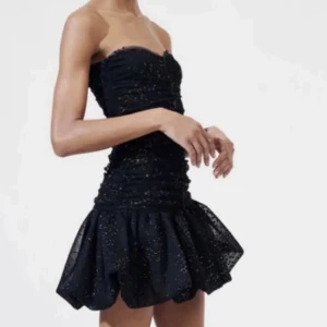 Hm klänning - Säljer denna jätte fina maje liknande klänningen, skriv privat för fler bilder. 