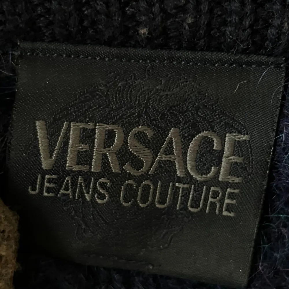 Aaaaas snygg stickad T-shirt ifrån Versace. Den är sååå fin till sommaren men också vår och höst. Materialet är inte eller kan inte bli nopprigt och den är som ny. Storleken är L men jag har s/xs och tycker den sitter precis som jag vill (se bilder). Stickat.