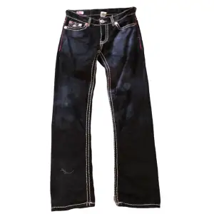 True Religion Jeans Size 32 Minor flaws Smått klippa vid benen för större benöppning men ser fortfarande riktigt bra ut