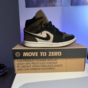 Jordan i mid 37,5 -  Vill du ha ett par fantastiska sneakers som kombinerar komfort, stil och kvalitet? Då har jag det perfekta erbjudandet för dig! Jag erbjuder ett par autentiska Jordan One Mid i storlek 37,5 i väldigt bra skick för bara 2,100! Köparen står för frakt!