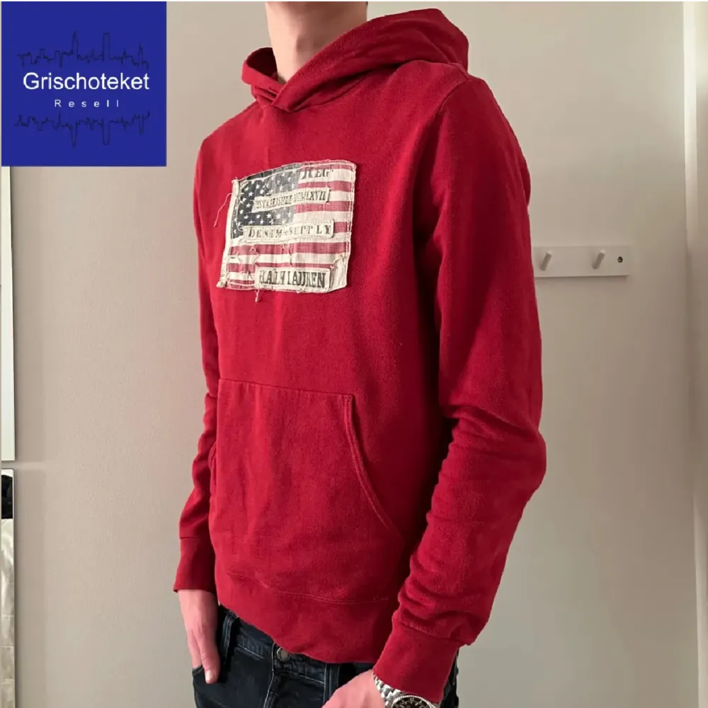 Tja, säljer nu denna sjukt snygga raffe hoodie i färgen röd🙌skicket är 9/10 och har inga defekter✅nypris ligger runt 2000 vårat pris ligger på 399kr🤝modellen på bilden är 185 och väger 65✅hör av er vid frågor . Hoodies.