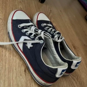 Vintage Converse - Använda i gott skick, storlek 38 men funkar som 37 också.