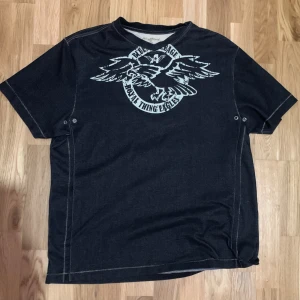 t-shirt med tryck  - t-shirten är av märket anything och är i storleken XL men sitter som en L tröjan har nästan inga defekter och är i bra skick