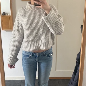 Grå stickad tröja  - En lite kortare grå stickad tröja från gina tricot, andvänd 3 gånger🩶