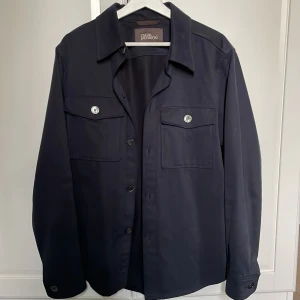 Overshirt - Nu säljer jag min Oscar Jacobson Overshirt som är näst intill helt oanvänd, ny pris 1699, men jag lägger ut den för 550. Kom priv för fler bilder eller andra funderingar👌🏽🥂