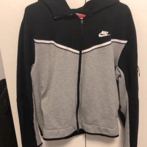 Nike tech  - I bra skick men 1 litet hål vid fickan. För mer bilder kom privat. Ny pris 1.200kr