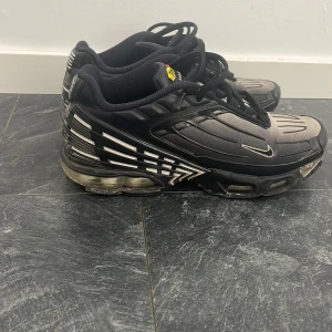 Nike TNS - Säljer dessa använda Nike TNs. Inte använda på ca 2 år. Skicket kan ni avgöra på bilderna. Skriv vid frågor eller funderingar 