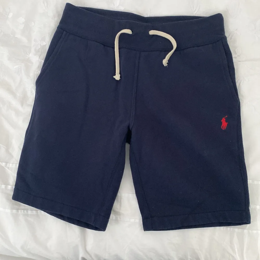Mörkblå Ralph Lauren shorts storlek XS. Köpta i butik för 1400, använda ungefär 5 gånger och kan sälja dem för 800 eller är intresserad av byte. Hör av er vid minsta fundering . Shorts.