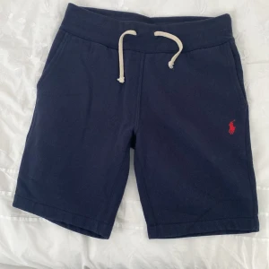 Ralph Lauren Shorts - Mörkblå Ralph Lauren shorts storlek XS. Köpta i butik för 1400, använda ungefär 5 gånger och kan sälja dem för 800 eller är intresserad av byte. Hör av er vid minsta fundering 