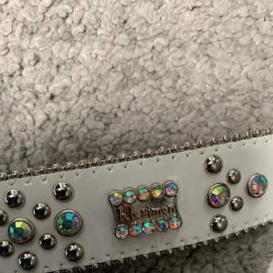 Rhinestone bälte köpt i en second hand butik  Helt oanvänt