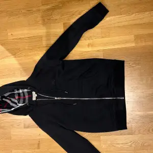 Tja! Säljer min fina svarta burberry hoodie som är 1:1, den är i nytt skick då den aldrig är använd för att den är för liten. Skriv vid funderingar, pris kan diskuteras vid snabb affär.