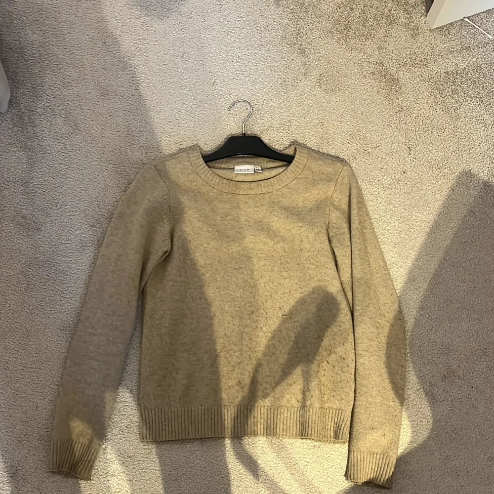 Säljer denna populära tröjan från vila. Den är lite nopprig på framsidan. Är i XS men passar även S Kom privat för mer bilder. Stickat.