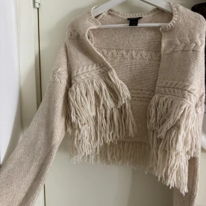 Stickad kofta - Säljer denna jättefina stickade kofta pga att den är för liten på mig. Går att knäppa med hjälp av hällor. Aldrig använd endast testad