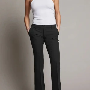 Bikbok kostymbyxor - Säljer dessa superfina petite kostymbyxor som är lågmidjade från bikbok, dom är helt oanvända💕(nypris 499)