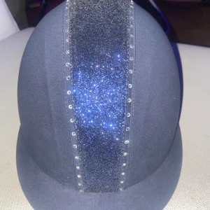 Ridhjälm  - Köpt från hööks kostade 899 säljer den för 400, även frakt ingår beroende på hur mycket paket väger😊