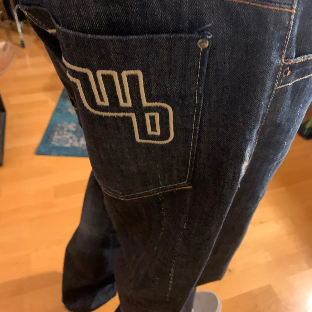 Riktigt clean jeans med cool print på backfickan och en snygg fade. Sitter perfekt och har snygg passform. Måtten är inte rätt enligt mig snarare 31/33. Mått: midja tvärs över: 44cm, total längd: 111cm, innerbenslängd: 80 cm.. Jeans & Byxor.