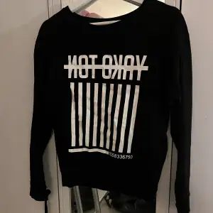 En långärmad tröja med motiv av en streckkod samt text där det står ”Not okay” från H&M i strl XS!💓