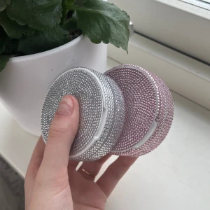 Glittriga snusdosor - Köp en dekorerad återanvändningsbar snusdosa att matcha dina outfits med! Görs på beställning, har just nu färgerna silver, ljusrosa & röd. Men kan köpa in fler rhinestones i valfri färg. Säljer ej snus endast dosa! 130 för en, 2 för 250! (Exl frakt)