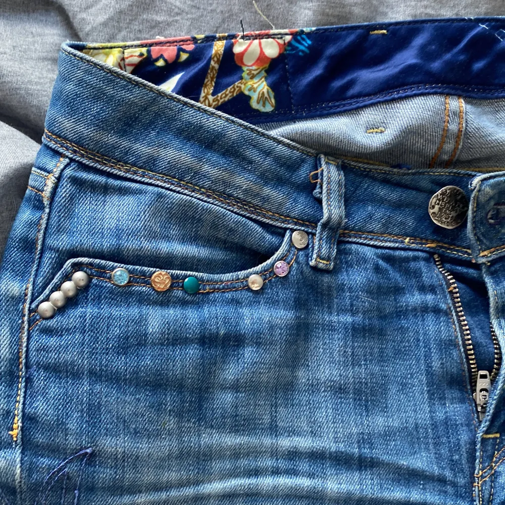 Säljer mina favorit jeans! Jätte fina replay jeans, midjemått 38 cm tvärs över och innerbenslängden är 80 cm och passar mig som är 167🥰 skriv för mer bilder!. Jeans & Byxor.