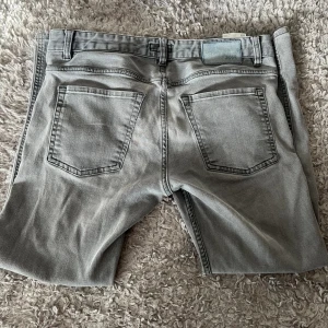 Hugo boss Jeans - Tjenare, säljer nu mina snygga jeans från Hugo Boss då dom inte kommer till användning längre, dom är i använt skick och är köpta här på Plick. Ett par stilrena jeans som passar till det mesta!🍾  Nypris går för över 1 000kr 
