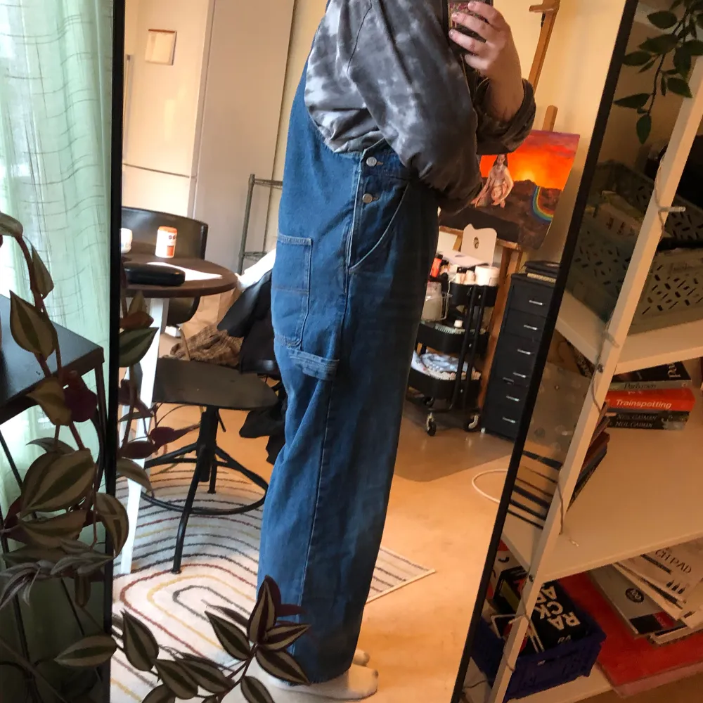 Snygga hängselbyxor från Monki. Storlek L. Jag är 168 cm och de går till ankeln på mig. Säljer dessa för 300 kr + frakt (köparen står för frakten) 💕. Jeans & Byxor.