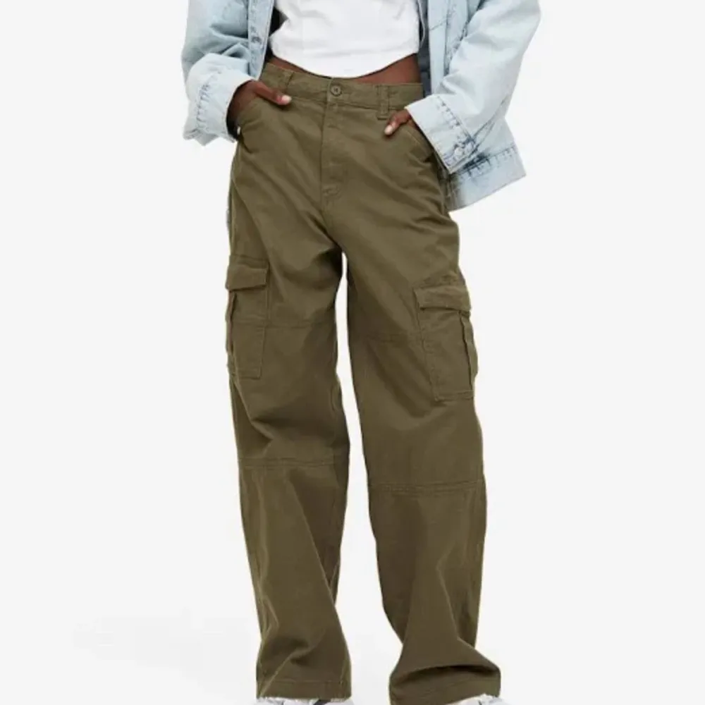 Jättesnygga gröna cargobyxor från H&M med många fickor. De är inte för varma och därför perfekta till våren . Jeans & Byxor.