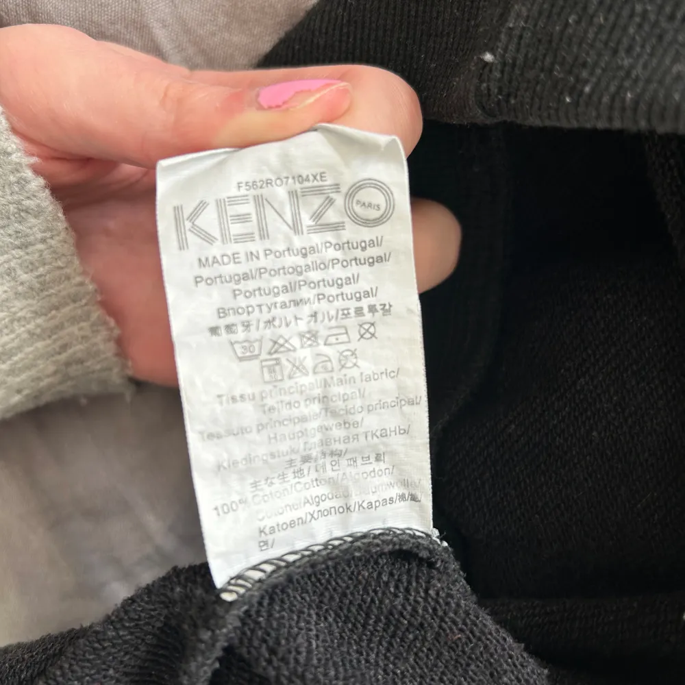 Säljer denna svarta kenzo tröja då den aldrig kommer till användning!! Tröjan är varsamt använd och i storlek S. Pris kan diskuteras! . Hoodies.