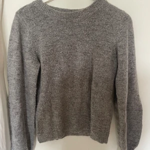 Stickad tröja - En grå stickad tröja i storlek Xs, i mycket bra skick då den bara är använd ett fåtal gånger