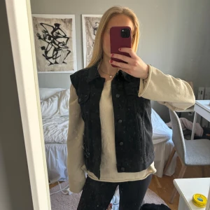 Jeansväst - Svart jeansväst. Står storlek L men jag brukar ha S och den sitter inte oversized på mig för preferens