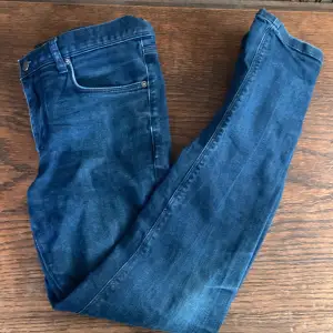 Säljer den här feta mörkblåa j Lindberg jeansen.  Perfekt skick med inga defekter. Väger 67 och dem passar perfekt hör av er om ni har några frågor.  