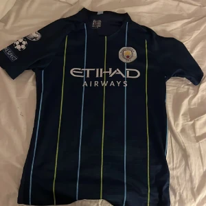 Man city De bruyne - En city tröja med De Bruyne på ryggen. Storlek M.  Tröjan är mycket sällsynt och går knappt att hitta