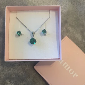 Halsband & örhänge  - Säljer detta sättet med halsband och örhängen. Det är äkta silver, från ur & Penn. Kontakta mig vid intresse…