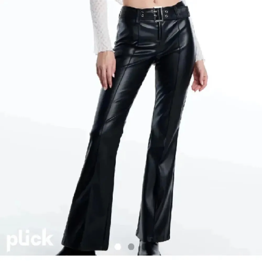 Säljer dessa så snygga populära byxor som tyvärr inte kommer till användning. De är i storlek S och i väldigt bra skick endast använda två gånger💗. Jeans & Byxor.