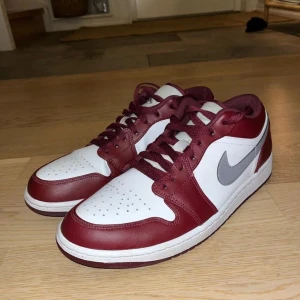 Jordan 1 Low Cherrywood Red - Mycket fint skick, använd fåtal gånger.  Stl 44 men liten i stl.  