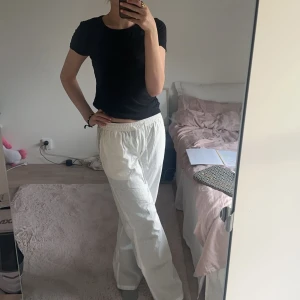 Linnebyxor  - Långa tjejer!! Säljer mina vita linnebyxor från madlady!🫶🏼 Jättefina och jag tycker inte dom är så genomskina heller. Nypris 600 kr. Använda fåtal gånger eftersom jag köpte dom rätt sent förra året. Hör av dig vid intresse eller fler bilder💗💗 (sxtall)