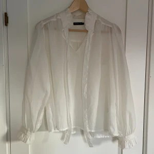 Söt Blus från STOCKH LM - Elegant och söt blus 🌟 Storlek XS men passar S och M också! Aldrig använd.