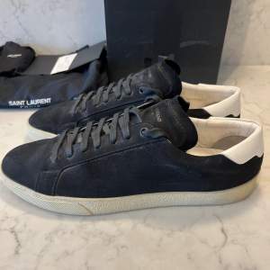 Säljer dessa snygga skor från yves saint Laurent i färgen svart. Skorna är som nya använda 1-3 gånger. Storlek 45, allt og medföljer såsom box, dustbags kvitto, extra snören.