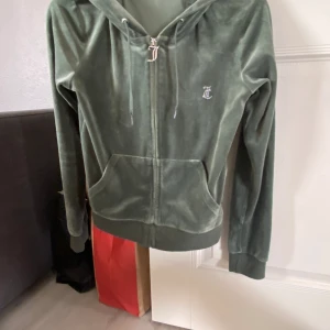 Mossgrön Juicy Couture tröja - Jätte jätte fint skick och inte en ända pärla som lossnat eller en ända tråd som hänger ut men ändå andvänt den ganska mycket. Den har fortfarande samma sköna material som när jag köpte den. Köpte den för 750 men säljer för 700. Kontakta vid frågor.