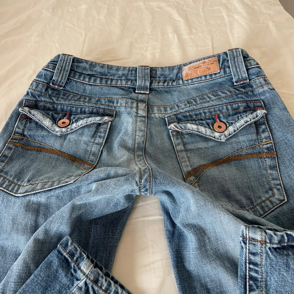 Väldigt lågmidjade bootcut jeans😍😍 de är vintage och har jättesnygg färg och fickor!! Skicka inte prisförslag under 499!!. Jeans & Byxor.